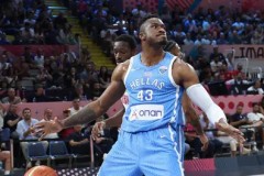 NBA休赛期大动作：密尔沃基雄鹿队续约老将并迎德罗赞加盟